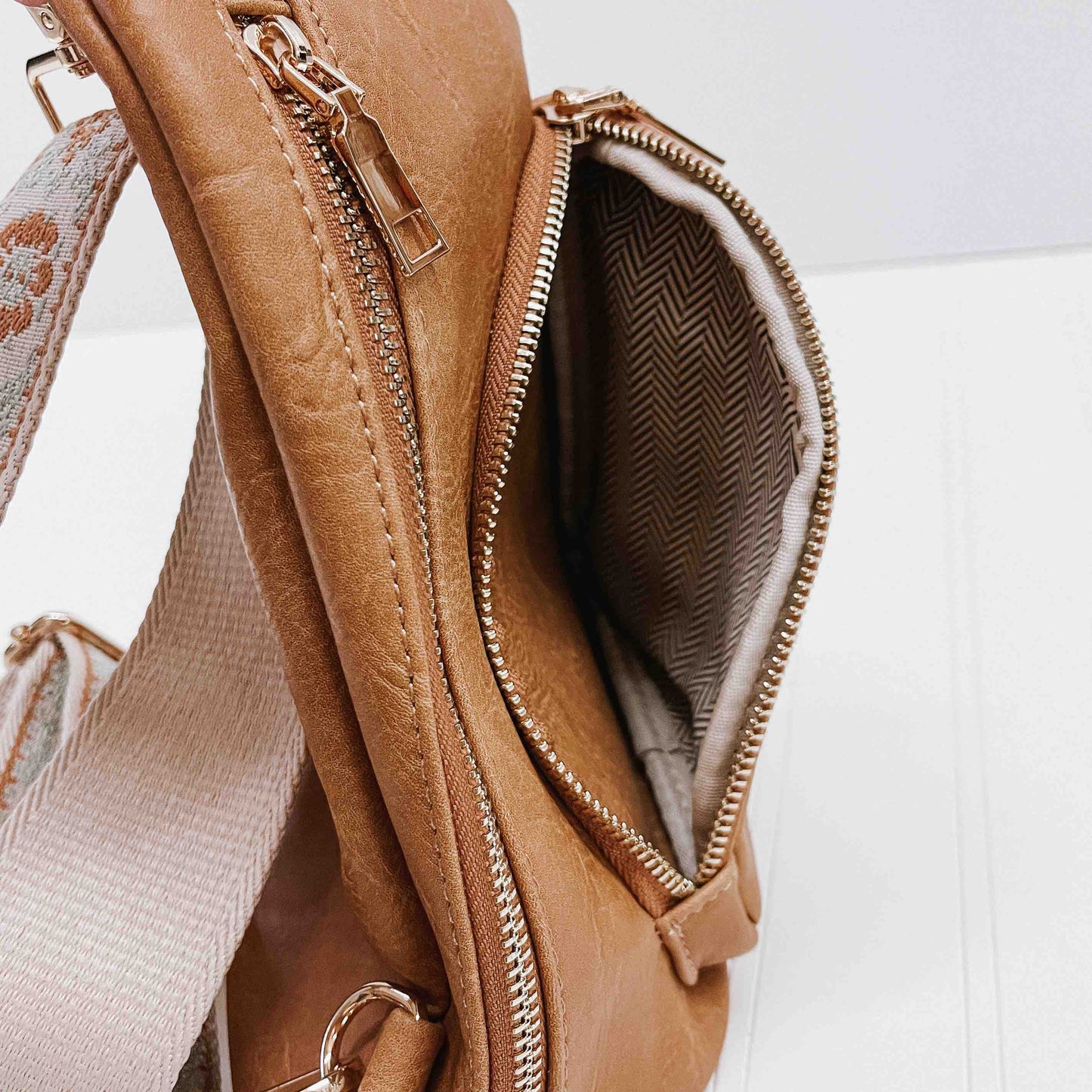 Pretty Simple - Austin Sling Bag - Cream